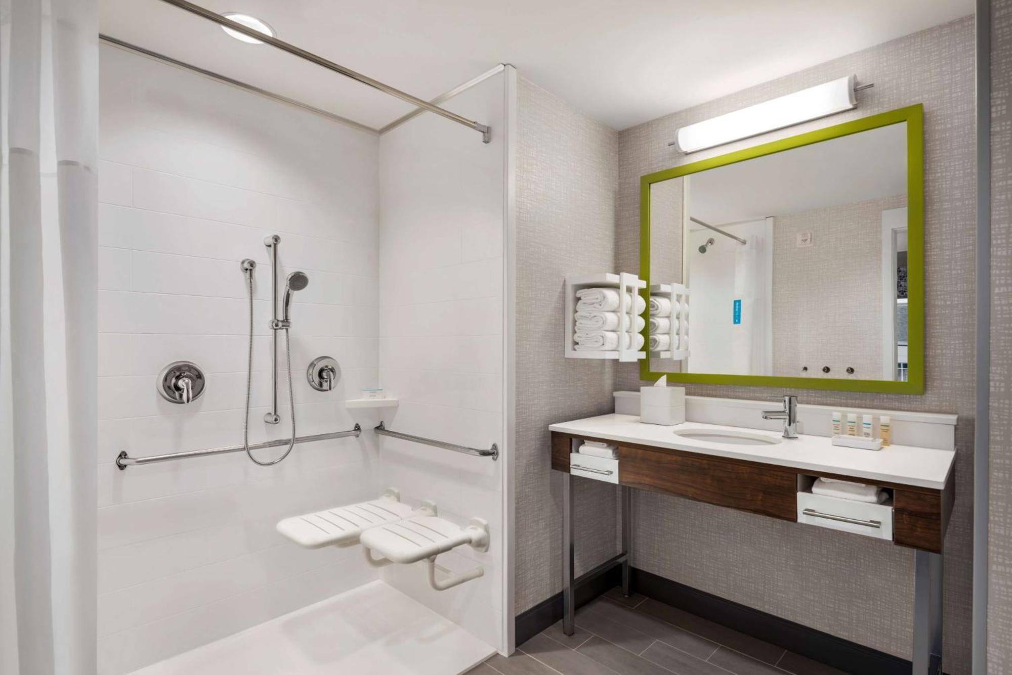 Hampton Inn & Suites Kelowna, British Columbia, Canada Ngoại thất bức ảnh