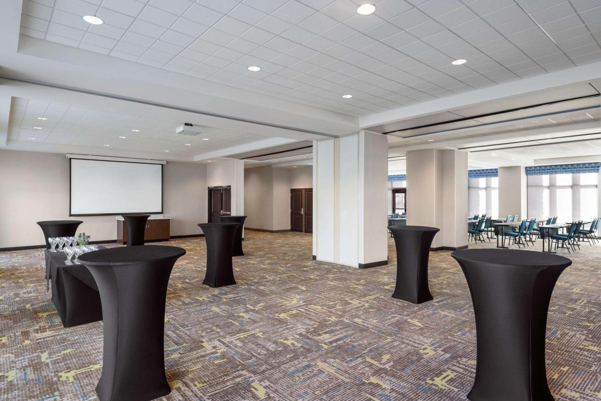 Hampton Inn & Suites Kelowna, British Columbia, Canada Ngoại thất bức ảnh
