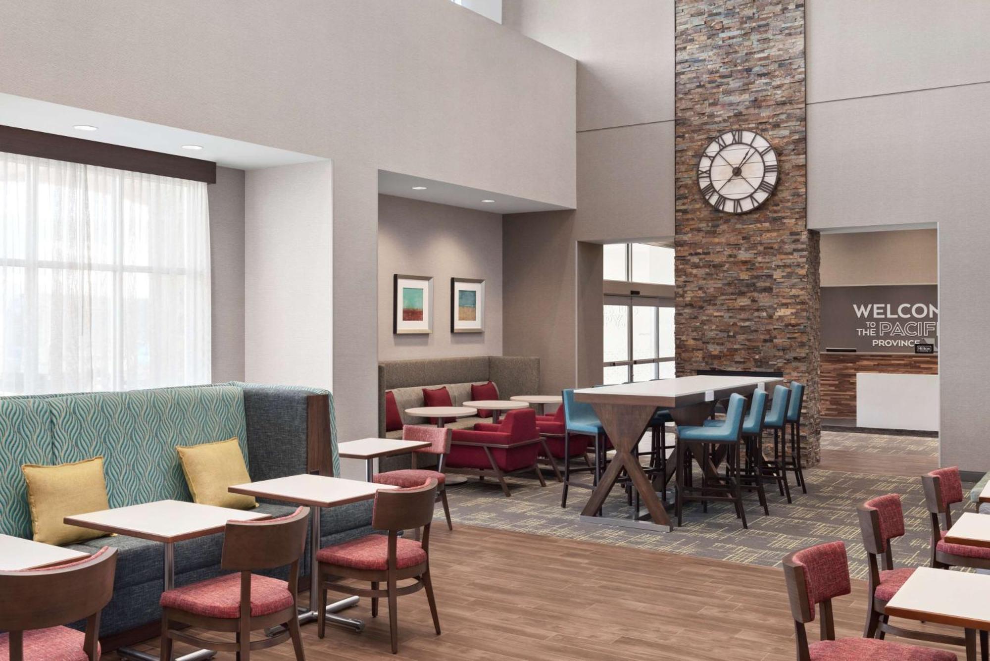 Hampton Inn & Suites Kelowna, British Columbia, Canada Ngoại thất bức ảnh